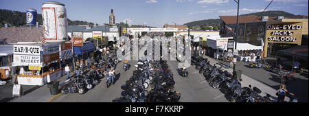 Erhöhten Panoramablick auf der Main Street mit Motorrädern, die entlang der Straße an der 67. jährliche Sturgis Motorcycle Rally, Sturgis, South Dakota, 6-12 August 2007 Stockfoto