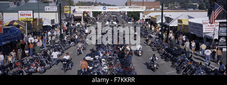 Erhöhten Panoramablick auf der Main Street mit Motorrädern, die entlang der Straße an der 67. jährliche Sturgis Motorcycle Rally, Sturgis, South Dakota, 6-12 August 2007 Stockfoto