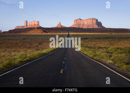 Route 163 zum Monument Valley bei Sonnenaufgang in Utah in der Nähe der Grenze zu Arizona, Navaho-Nation Stockfoto