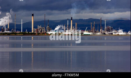 Jugendakademien Blick auf Öl-Raffinerie grangemouth Stockfoto