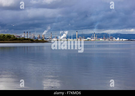 Jugendakademien Blick auf Öl-Raffinerie grangemouth Stockfoto