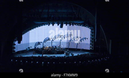 Nacht-Rock-Konzert mit bunten Lichtern in Hollywood Bowl mit Genesis mit Phil Collins, Los Angeles, Kalifornien, 13. Oktober 2007 Stockfoto