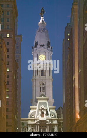 William Penn Statue auf der Spitze Rathaus in der Abenddämmerung von Broad Street, Philadelphia, Pennsylvania, die Stadt der brüderlichen Liebe Stockfoto