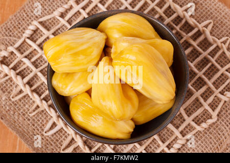 Tropische Früchte Jackfrüchte (Jakfruit, Jack, Jak) in Schüssel geben. Selektiven Fokus Stockfoto