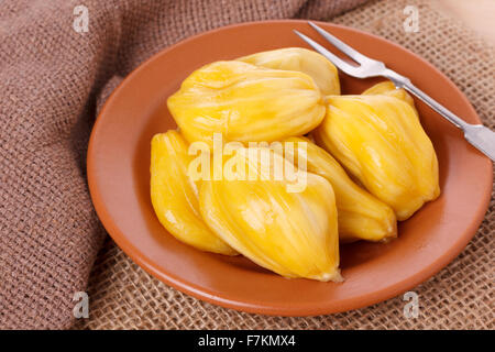 Tropische Früchte Jackfrüchte (Jakfruit, Jack, Jak) auf Platte auf Sackleinen. Selektiven Fokus Stockfoto