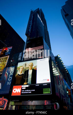 Grant Wood Gemälde American Gothic erscheint auf einer Plakatwand zeitweise in New York als Teil des Kunst überall-Projektes organisiert durch die OAAA quadratisch. Stockfoto