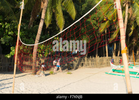roten Volleyballnetz an einem tropischen Strand Stockfoto