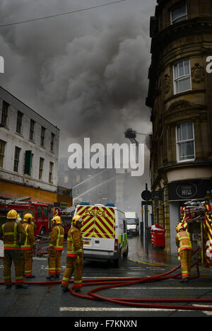 Newcastle Upon Tyne, UK. 1. Dezember 2015. Brian Sandells 81 der Besitzer der 'Kard-Bar"wurde bestätigt, die starben in den Flammen seinen Körper entdeckt wurde, in einer der Wohnungen in dem Gebäude, das Feuer im Stadtzentrum von Newcastle die Feuer Besatzungen mehr als fünf Stunden nahmen unter Kontrolle bringen. Bildnachweis: Troy GB Bilder/Alamy Live News Stockfoto