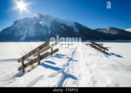 Winter Berglandschaft mit Holztreppen bedeckt mit Schnee in der Nähe von westfälischer See, Tirol, Österreich. Stockfoto