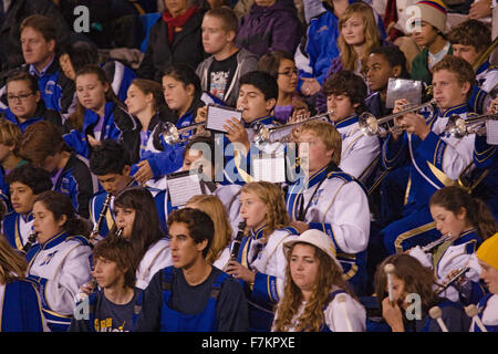 High School marschierendes Band spielt für Ojai Nordhoff Rangers Fußball-Nationalmannschaft, die Niederlage Verbum Dei Adler 21-0 am 19. November 2010, Ojai, Kalifornien, USA Stockfoto