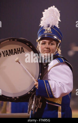 High School marching Band-Schlagzeuger zur Halbzeit, wo Ojai Nordhoff Rangers Football-Team Verbum Dei Adler 21-0 am 19. November 2010, Ojai, Kalifornien, USA besiegt Stockfoto