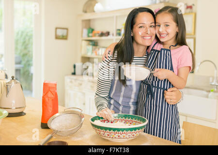 Porträt spielerische Mutter und Tochter in der Küche mit Mehl auf Gesichter Backen Stockfoto