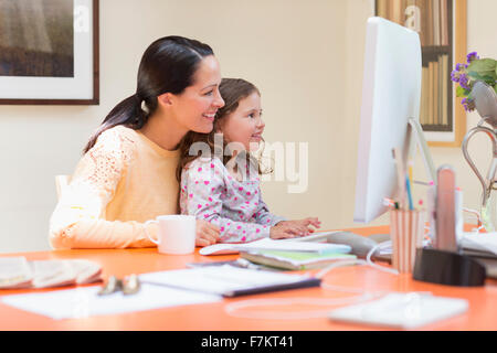 Mutter und Tochter mit computer Stockfoto