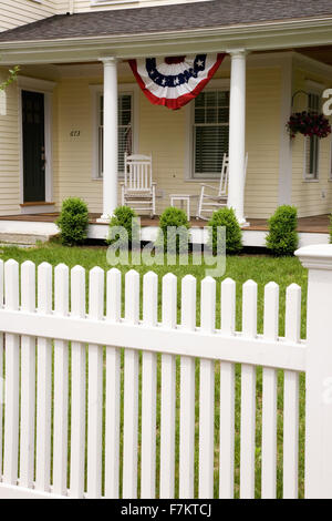 Zwei Schaukelstühle auf der Veranda vor weißen Lattenzaun am Memorial Day 2011, außerhalb von Lexington, MA Stockfoto