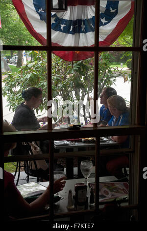 Durch das Fenster haben Menschen Mittagessen im historischen Colonial Inn, Concord, MA, Memorial Day, 2011 Stockfoto