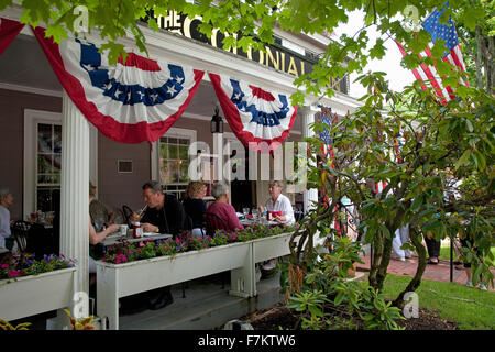 Menschen, die zu Mittag im Historic Colonial Inn, Concord, MA, Memorial Day, 2011 Stockfoto