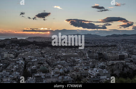 Sonnenuntergang über den Parthenon-Tempel auf der Akropolis in Athen, Griechenland, am 28. November 2015. © Elias Verdi / Alamy Stock Bilder Stockfoto