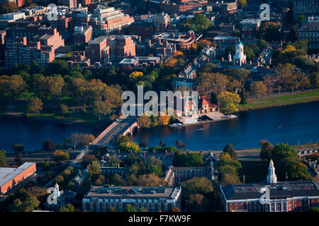 Luftbild von Cambridge und Anderson Memorial Bridge führt Schweißung Boathouse, Harvard am Charles River in Cambridge, Boston, MA Stockfoto