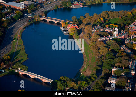 Luftaufnahme des Charles River mit Blick auf John W. Wochen Brücke und Anderson Memorial Bridge, Harvard, Cambridge, Boston, MA Stockfoto