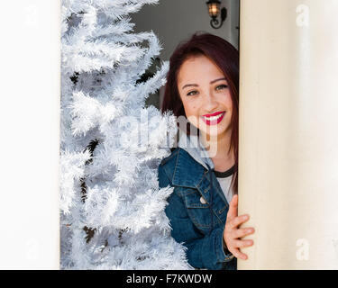 Weißen beflockte Baum und schöne Teen Mädchen Stockfoto