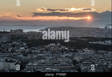 Sonnenuntergang über den Parthenon-Tempel auf der Akropolis in Athen, Griechenland, am 28. November 2015. © Elias Verdi / Alamy Stock Bilder Stockfoto