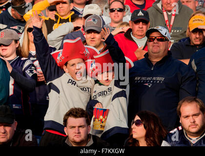 New England Patriots-Fans Wurzel für Heimmannschaft bei Gillette Stadium, New England Patriots gegen die Dallas Cowboys, 16. Oktober 2011, Foxborough, Boston, MA Stockfoto