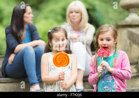 Mädchen mit Lutscher im park Stockfoto