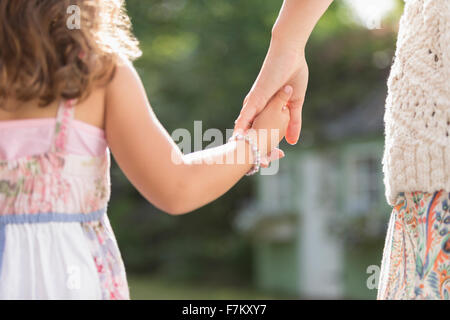 Rückansicht-Mutter und Tochter, die Hand in Hand hautnah Stockfoto