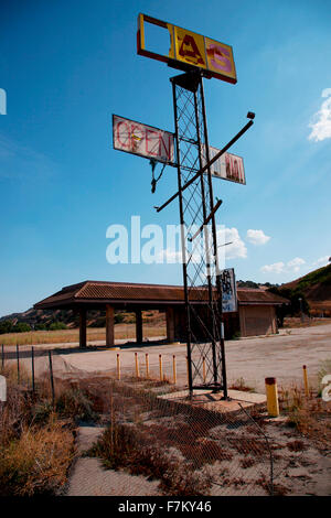 Verlassene Tankstelle entlang US 101, Pacific Coast Highway geschlossen Stockfoto