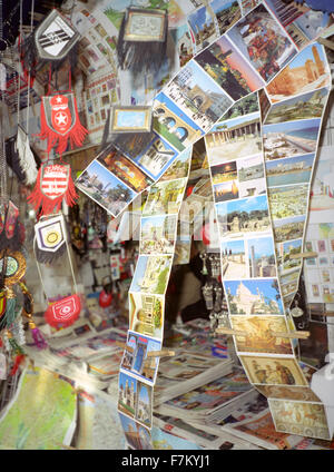 Touristische Postkarten wehen im Wind an einem Zeitungskiosk in Tunis, Tunesien, Nordafrika Stockfoto