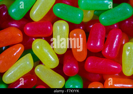 Nahaufnahme von sortierten bunten Bonbons. Stockfoto