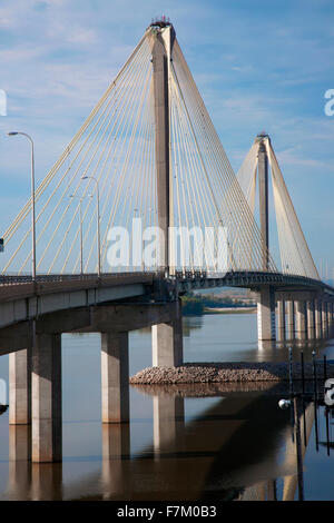 Die Clark Bridge, auch bekannt als Koch Brücke in Alton, Illinois, einer Kabelbrücke trägt US Route 67 über den Mississippi River und wurde im Jahr 1994 abgeschlossen. Es kostete $ 85 Millionen und wurde benannt nach William Clark von Lewis und Clark, verbindet West, Alton, Illinois. Nach Missouri Stockfoto