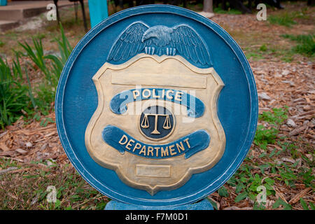 Kreisförmige Symbol und Logo für Polizei-Abteilung, am Straßenrand Kunst in Grafton, IL gefunden. Stockfoto