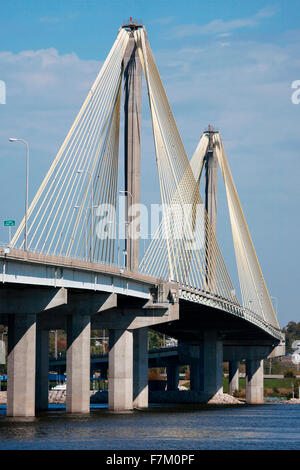 Die Clark Bridge, auch bekannt als Koch Brücke in Alton, Illinois, einer Kabelbrücke trägt US Route 67 über den Mississippi River und wurde im Jahr 1994 abgeschlossen. Es kostete $ 85 Millionen und wurde benannt nach William Clark von Lewis und Clark, verbindet West, Alton, Illinois. Nach Missouri Stockfoto