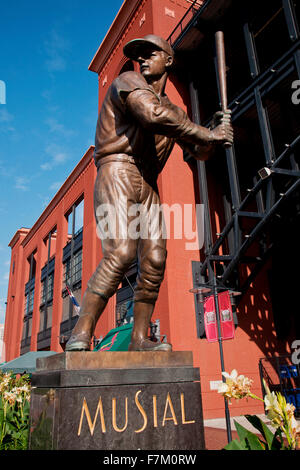 "Stan the Man" Musial-Statue zeigt ihn mit der Wimper Linkshänder außerhalb der neuen Busch Stadium, Heimat der 2011 World Series Champions, St. Louis Cardinals, St. Louis, MO. Stockfoto