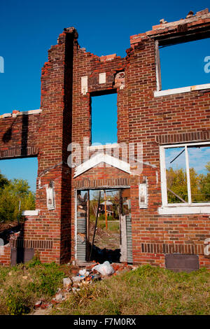 Red Brick Apartments in die gefährliche Stadt East St. Louis, Il im Stich gelassen. Stockfoto