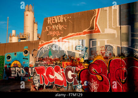 Graffiti ist gemalt auf Betonwand entlang dem Mississippi Fluß, Innenstadt von St. Louis, Mo. Stockfoto
