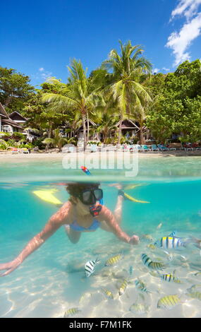 Unterwasser Meerblick Schnorcheln Frau mit Fisch, Ko Samet Insel, Thailand, Asien Stockfoto