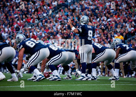 Quarterback Tom Brady, #12, wirft Pass im Gillette Stadium, die Heimat der Super Bowl champs, New England Patriots, NFL-Team spielen gegen die Dallas Cowboys, 16. Oktober 2011, Foxborough, Boston, MA Stockfoto