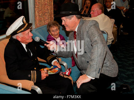 1940er Jahren man Interviews Veteran von Pearl Harbor Tag auf Pearl Harbor Tag Truppe Zug Reenactment von Los Angeles Union Station nach San Diego Stockfoto