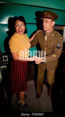 1940er Jahren trainieren mit junge Frau US-Militär Mann tanzt auf Pearl Harbor Tag Truppe Reenactment von der Union Station von Los Angeles nach San Diego Stockfoto