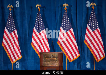 Podium und uns Flaggen im Trump International Hotel in Las Vegas, wo Donald Trump Präsidentschafts Kandidat Mitt Romney für das Präsidentenamt, 2. Februar 2012 zustimmen würde Stockfoto