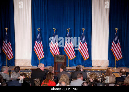 Podium und uns Flaggen im Trump International Hotel in Las Vegas, wo Donald Trump Präsidentschafts Kandidat Mitt Romney für das Präsidentenamt, 2. Februar 2012 zustimmen würde Stockfoto