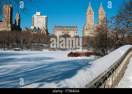 San Remo und andere Wohnhäuser säumen Central Park West im Winter Schnee. Stockfoto