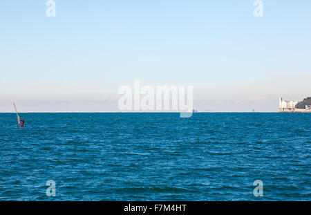 Blick auf ein Windsurfer im Meer Triest Stockfoto