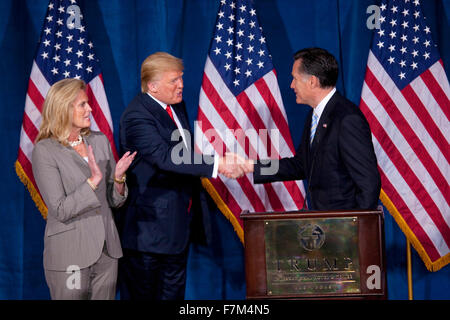 Republikanische Präsidentschaftskandidat Mitt Romney, Recht, schüttelt Hände mit Donald Trump nach Trump Romneys Präsidentschaftskandidatur 2. Februar 2012, im Trump International Hotel in Las Vegas unterstützt. Romney Frau, Ann Stockfoto