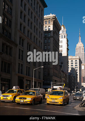 Taxi nach unten Fifth Avenue in New York City Stockfoto