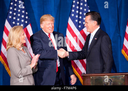 Republikanische Präsidentschaftskandidat Mitt Romney, Recht, schüttelt Hände mit Donald Trump nach Trump Romneys Präsidentschaftskandidatur 2. Februar 2012, im Trump International Hotel in Las Vegas unterstützt. Romney Frau, Ann Stockfoto