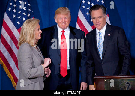 Republikanische Präsidentschaftskandidat Mitt Romney, rechts, mit Donald Trump nach Trump Romneys Präsidentschaftskandidatur 2. Februar 2012, im Trump International Hotel in Las Vegas unterstützt. Romney Frau, Ann Stockfoto