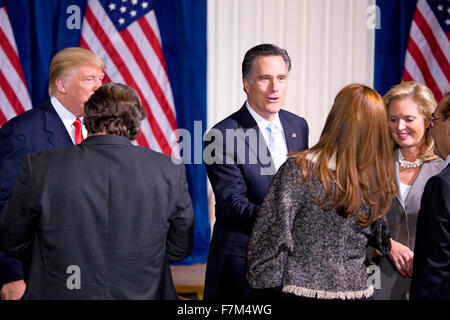 Republikanische Präsidentschaftskandidat Mitt Romney und Frau Ann schütteln sich die Hände mit den Fans im International Hotel in Las Vegas, 2 Februar, 2012n Stockfoto